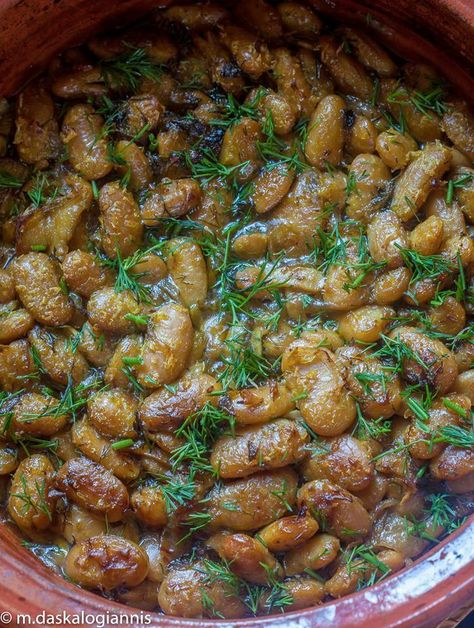 Baked Giant Beans with Garlic and Dill (Gigantes Skordati) - Aglaia's Table οn Kea Cyclades Vegan New Years Recipes, Giant Beans, Fava Beans Recipes, Greek Cooking, Blue Zones, Appetizer Salads, Greek Food, Mediterranean Diet Recipes, Main Courses