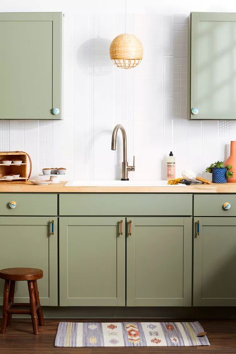 5 Kitchen Hardware Trends to Try This Year Kitchen Hardware Trends, Backsplashes Kitchen, Cabinet Pulls And Knobs, Add Value To Your Home, Kitchen Finishes, Kitchen Refresh, Mid Century Modern Kitchen, All White Kitchen, Kitchen Cabinet Hardware