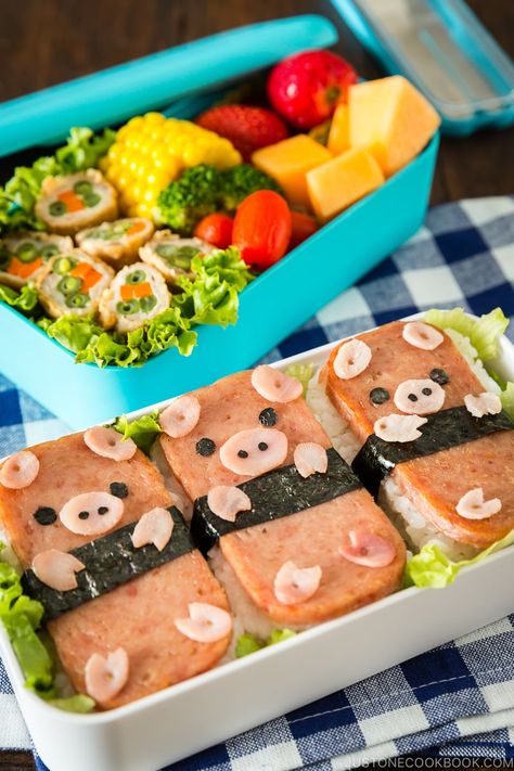 Surprise your kids with these cute Piggy Spam Musubi Bento! #bento #spammusubi | Easy Japanese Recipes at JustOneCookbook.com Lunch Ideas Japanese, Musubi Bento, Kotak Bento, Bento Box Lunch For Kids, Bento Box Recipes, Bento Kids, Lunch Ideas For Kids, Cute Bento Boxes, Japanese Food Bento