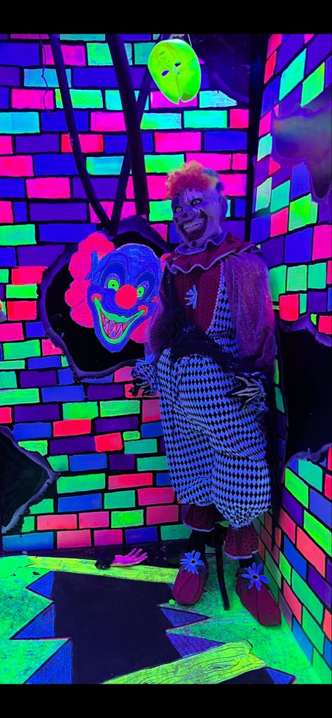 Scary Haunted House Ideas Horror, Carn Evil Decorations, Scary Carnival Decorations, Evil Carnival Decorations, Neon Haunted House, Carnevil Halloween Decorations Diy, Clown Room Decor, Creepy Carnival Decorations Diy, Clown Haunted House