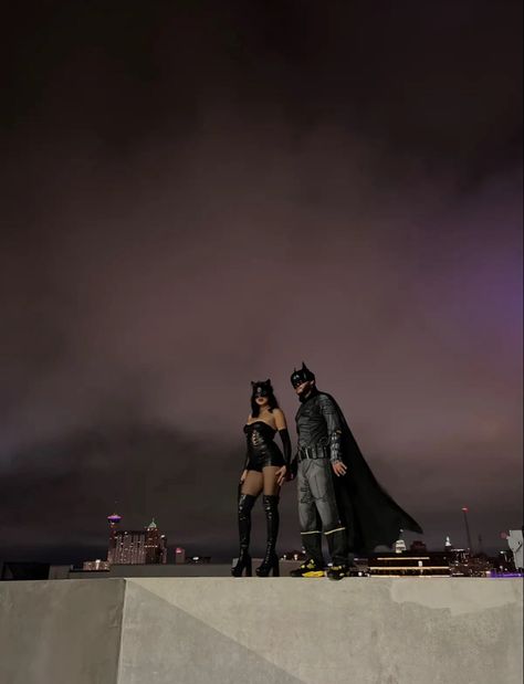 batman and catwomen Bariloche, Batman And Car Women Costume, Catwomen Und Batman, Halloween Inspo Couple, Cat Women And Batman Couple Costume, Deadpool Couple Costume, Catwomen Und Batman Costume, Bat Man And Cat Woman Halloween Costume, Bat Man And Cat Woman