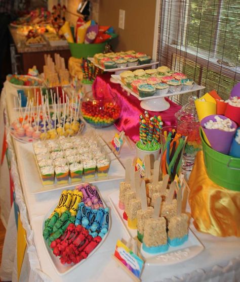 Rainbow Art Party | CatchMyParty.com Artist Birthday Party, Art Themed Party, Summer Party Ideas, Painting Birthday Party, Artist Birthday, Painting Birthday, Art Birthday Party, Painting Party, Party Summer