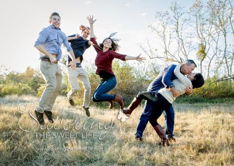 Family Engagement Photos, Wedding Photography Poses Family, Large Family Photography, Funny Family Photos, Big Family Photos, Large Family Photos, Family Photoshoot Poses, Fun Family Photos, Family Portrait Poses