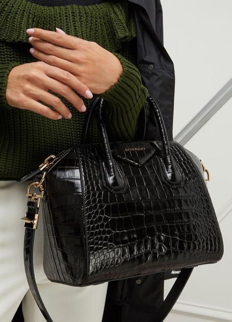 Givenchy Antigona Small Outfit, Givenchy Bag Antigona, Hobo Bag Outfit, Luxury Luggage, Givenchy Bags, Givenchy Handbags, Givenchy Antigona, Dream Bags, Givenchy Bag