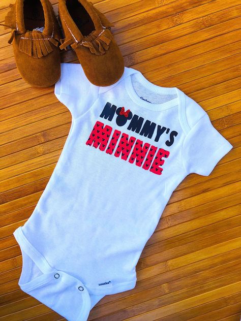 Mommys Mini Onesie Minnie Mouse Onesie Minnie Mouse Baby - Etsy Disney Onsie Ideas, Preemie Baby Clothes, Minnie Mouse Onesie, Onesie Ideas, Superhero Baby Shower, Minnie Mouse Baby, Funny Baby Gifts, Outfit Disney, Disney Baby Clothes