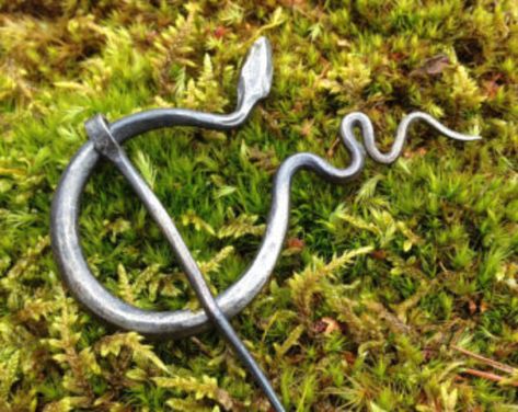 Plain Iron Penannular Brooch / Cloak Pin | Etsy Penannular Brooch, Medieval Cloak, Iron Jewelry, Blacksmith Projects, Metal Working Projects, Jewelry Making Kits, Scarf Pin, Snake Jewelry, Snake Design