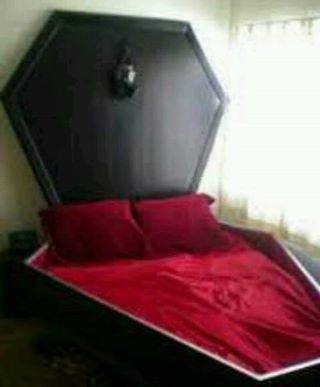 Cama matrimonio ataud Coffin Bed, Gothic Room, Gothic Bedroom, Gothic Furniture, Dark Home Decor, Goth Home, Goth Home Decor, Dark Home, Gothic Home Decor