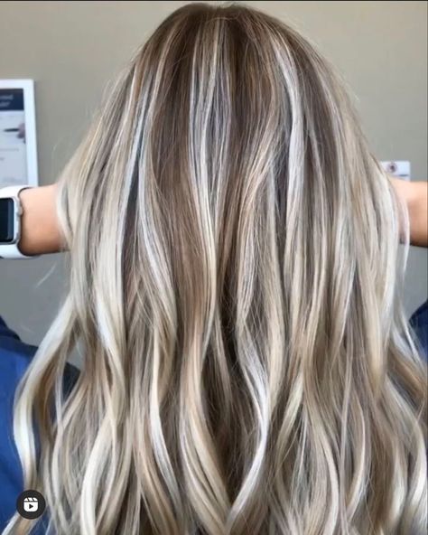 Suncatchers Diy, Fall Blonde Hair, Highlighted Hair, Color Balayage, Popular Hair, Creative Hair, Fall Blonde, Gorgeous Hair Color, Dark Hair With Highlights