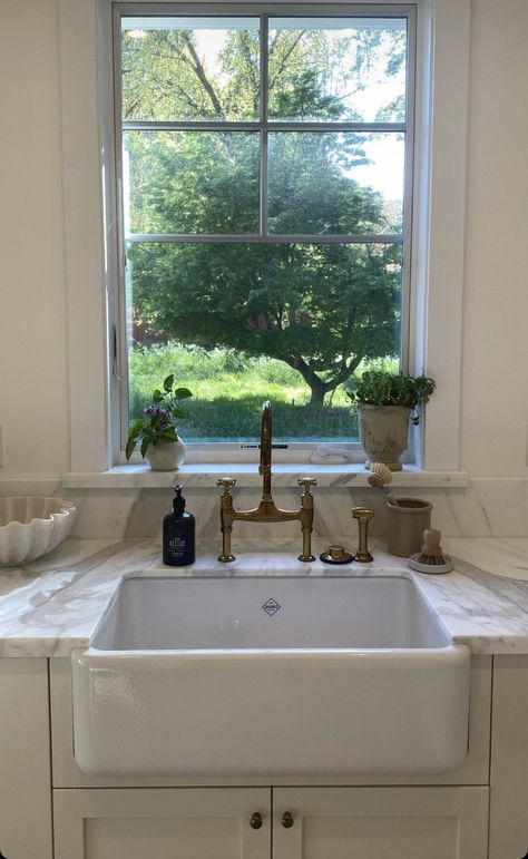 Stone Window Sill Kitchen, Window Over Sink Kitchen, Window Sill Kitchen, Stone Window Sill, Tennessee Farmhouse, Daylesford Organic, Tiny Cottage Kitchen, Pretty Interiors, Sink Backsplash