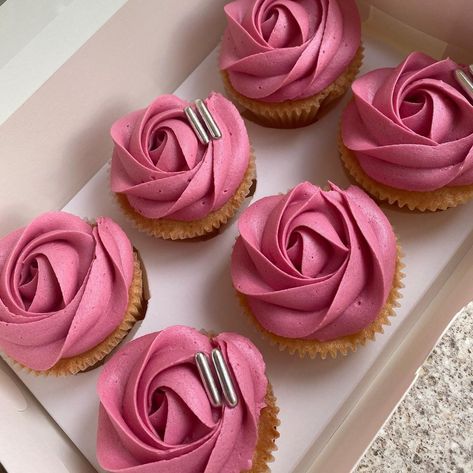 @midnight_bakery__ on Instagram: “💖Pink simple cupcakes💖 - - - - @wiltoncakes @wilton_uk @colour.mill @happysprinkles_ - - - - - #cupcakes #cupcake #cupcakedecorating…” Colourful Birthday Cupcakes, Pastel Coloured Cupcakes, Bright Pink Cupcakes, Plain Cupcakes, Box Of Cupcakes Aesthetic, Simple Cupcakes, Pink Muffins Cupcake, Cupcake Pictures, Cupcake Boxes