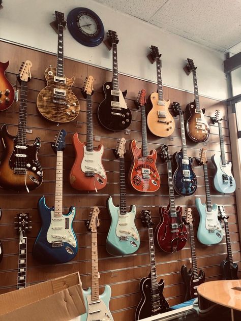 Guitar Obsession, Face The Music, Library Aesthetic, Oldies Music, 80s Aesthetic, Old Music, Music Shop, Guitar Shop, Music Aesthetic