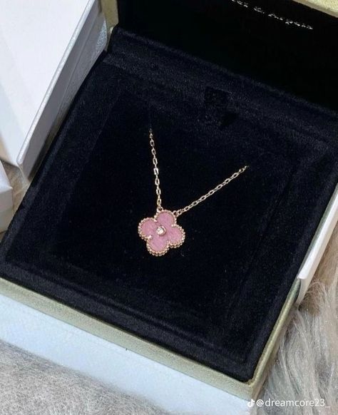 Pink Van Cleef, Vancleef Necklace, Van Cleef Necklace, Van Cleef And Arpels Jewelry, Pink Vans, Expensive Jewelry Luxury, Simple Chain, Van Cleef And Arpels, Scream Queens