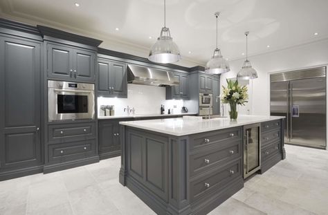 Luxury Grey Kitchen, Grey Painted Kitchen, Grand Kitchen, Серая Кухня, Grey Kitchen Designs, Gray Cabinets, Grey Kitchen Cabinets, Luxury Kitchen Design, Grey Kitchens