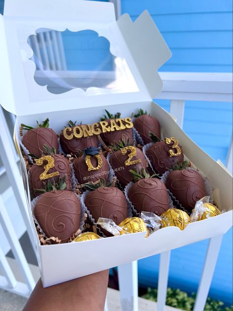 Prom Chocolate Covered Strawberries, Chocolate Covered Strawberries Graduation, Grad Chocolate Strawberries, Graduation Strawberries Chocolate, Graduation Treat Box Ideas, Grad Strawberries, Graduation Strawberry Ideas, Graduation Chocolate Covered Strawberry, Grad Boxes