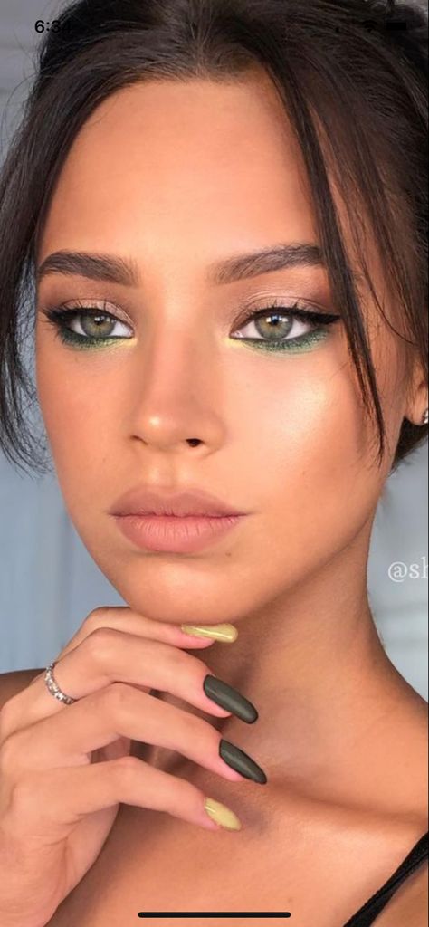 Eyeliner Verde, Makeup Beauty Hacks, Blue Eyes Make Up, Makeup Verde, Green Makeup Look, Green Dress Makeup, Evening Eye Makeup, Ball Makeup, Green Eyeliner