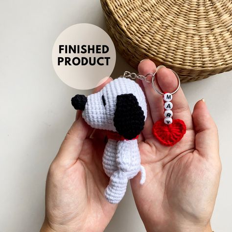 Crochet Dog Accessories, Snoopy Accessories, Snoopy Keychain, Crochet Snoopy, Marque-pages Au Crochet, Charm Crochet, Keychain Amigurumi, Amigurumi Keychain, Matching Keychains