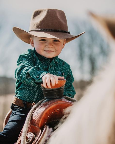 Western Baby Pictures, Baby Birthday Pictures, One Year Pictures, Western Photoshoot, Western Babies, Fall Family Pictures, Country Kids, Foto Baby, First Birthday Photos