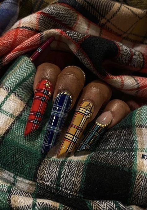 Fall Plaid Sweater Nails, Fall Nail Plaid, Grunge Holiday Nails, Plaid Acrylic Nail Designs, Fall Thanksgiving Nails Design, Nail Layout Design, Plade Nails Fall, Frame Nails Design, Medium Acrylic Nails Coffin Ideas