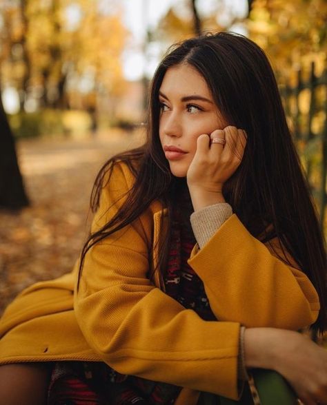 Autumn Portrait Photo Ideas, Autumn Shooting Photo Ideas, Fall Profile Pictures, Autumn Photography Portrait, Fall Photo Outfits, Female Portrait Poses, Stylish Tips, Senior Photography Poses, Fall Portraits