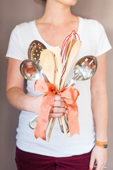 Utensil Bouquet, Wedding Shower Tables, Retro Bridal Showers, Kitchen Bridal Shower, Tea Decor, Rachel Hollis, Bridal Shower Inspiration, Kitchen Shower, Bridal Decorations