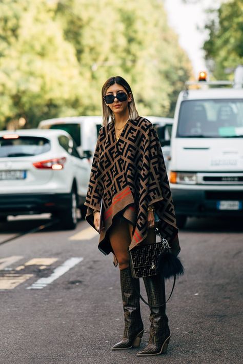 Day 2 Fendi Poncho, Fendi Outfit, Women's Streetwear Fashion, Poncho Outfit, Winter Styling, Denim Street Style, Milan Fashion Week Street Style, Fendi Bag, Urban Fashion Trends