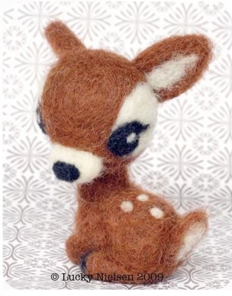 Needle Felted Fawn, Animal Needle Felting, Needle Felted Animals For Beginners, Needle Felted Deer, Felting Animals, Tovad Ull, Hantverk Diy, Wool Dolls, Needle Felting Diy