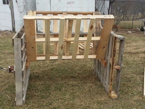 Pallet hay feeder                                                                                                                                                                                 More Covered Hay Feeder, Pallet Hay Feeder, Cow Feeder, Goat Hay Feeder, Hay Feeder For Horses, Goat Feeder, Horse Feeder, Feeding Goats, Goat Pen