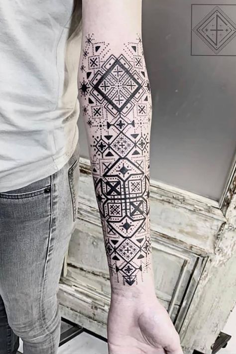 10 tatoueurs à connaître à Paris Berlin Tattoo, Geometric Sleeve Tattoo, Cool Forearm Tattoos, Tattoo Shows, Bee Tattoo, Tattoos Gallery, Tattoo Models, Best Tattoo, Forearm Tattoos