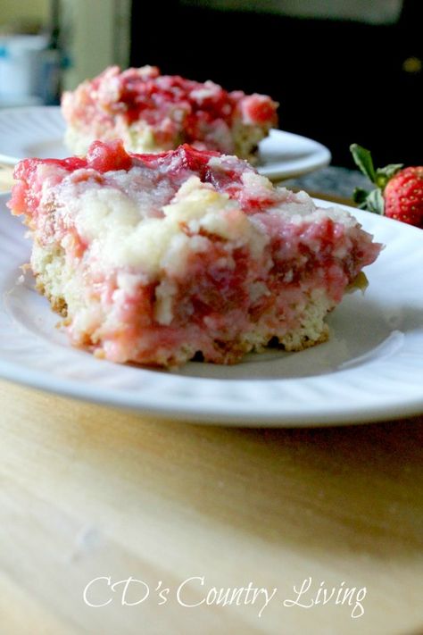 Rhubarb Jello Cake, Strawberry Rhubarb Cake, Rhubarb Upside Down Cake, Rhubarb Cake Recipes, Strawberry Rhubarb Recipes, Strawberry Rhubarb Crisp, Jello Cake, Rhubarb Desserts, Pinterest Cake