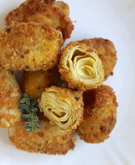 serving artichoke hearts Canapes Gourmet, Fried Artichoke Hearts, Artichoke Heart Recipes, Fried Artichoke, Artichoke Recipes, Artichoke Hearts, Snacks Für Party, Finger Food Appetizers, Samosa