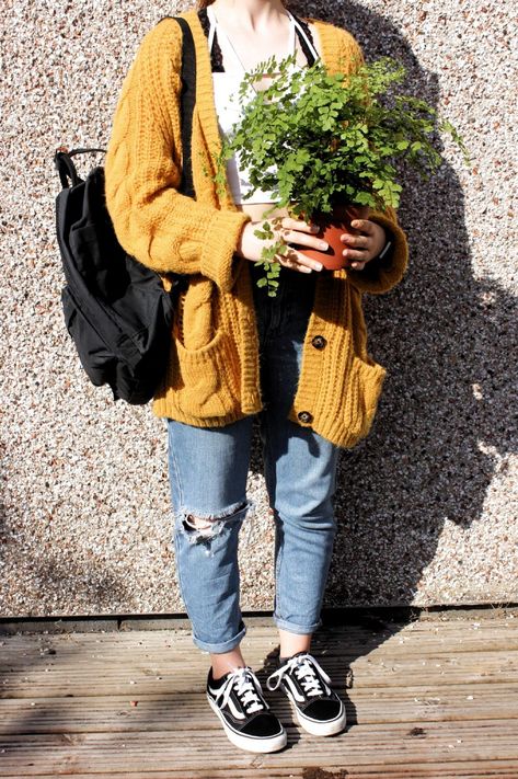 Plant Aesthetic Clothes, Fitness Mom Aesthetic, Art Ho Outfit, Artsy Mom Aesthetic, Art Mom Outfits, Plant Outfits, Art Mom Aesthetic Outfit, Plant Mom Outfit, Plant Mom Aesthetic Outfit