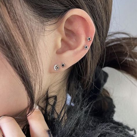 Korean Ear Piercing, Piercings Idea, Cute Makeup Hacks, Pierce Ear, Auricle Piercing, Accessories Tips, Nail Piercing, Ear Piercing Studs, Nails Necklace