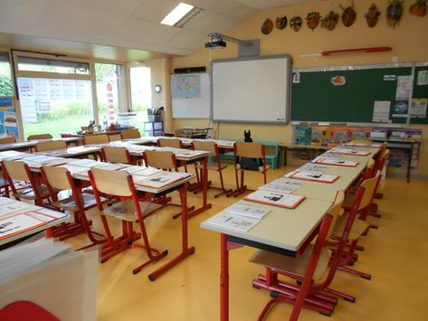 Classroom Desk Arrangement, Classroom Setup Elementary, 9th Grade Math, Special Education Behavior, Classy Rooms, Classroom Desk, Classroom Layout, Core French, English Classroom