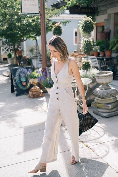 Do you weear jumpsuits? I have found that a sleeveless jumpsuit is one of the more versatile pieces I have in my closet--check out a few ways to style it. Destination Holiday, Minimalist Moda, Linen Summer, Jumpsuit Outfit, Linen Jumpsuit, Jumpsuit Fashion, Sleeveless Jumpsuits, Outfit Casual, Outfit Details