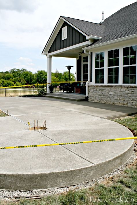 Round Fire Pit Area, Poured Concrete Patio, Concrete Backyard, Concrete Patio Makeover, Cement Patio, Concrete Patio Designs, Concrete Patios, Patio Deck Designs, Thrifty Decor Chick