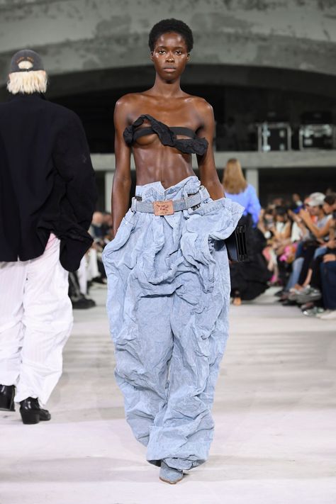 High Fashion Runway Outfits, Pants Runway, Insane Fashion, Retro Futurism Fashion, Skirt Runway, Denim Runway, Street Art Fashion, High Fashion Streetwear, Denim Couture