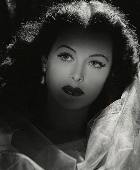 Hedi Lamarr, 1940s Makeup, Retro Hollywood, Stars D'hollywood, 1920s Photos, Spring Portraits, Hollywood Vintage, Hedy Lamarr, Classic Hollywood Glamour