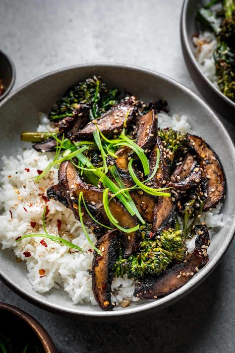 These savory, Japanese-inspired teriyaki mushroom bowls are a quick and easy vegetarian weeknight dinner. #vegandinnerrecipe #healthyrecipe #teriyakimushrooms } crowdedkitchen.com Bhudda Bowls, Dinner With Mushrooms, Food Mushrooms, Crowded Kitchen, Lentil Bolognese, Easy Vegan Dinner, Vegan Dinner, Vegan Dinner Recipes, Easy Vegetarian