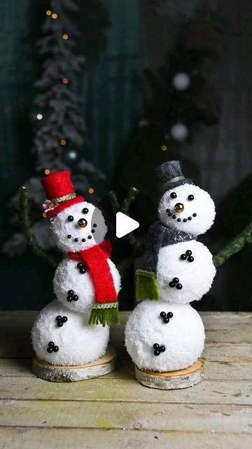 DIY Studio - Wohnen & Garten on Instagram: "Der erste Schnee lässt sicher noch ein wenig auf sich warten, dennoch haben wir heute eine frostige Dekoidee für euch, an der auch Kinder ihre wahre Freude haben werden! 

Die lustigen Schneemänner könnt ihr ganz leicht selber nachmachen und sie zaubern garantiert hedem ein Lächeln ins Gesicht 😁

Was ihr braucht:
- Styropor Kugeln 
- Sprühkleber und Kunstschnee 
- Holzscheibe 
- Perlkopfnadeln 10mm und 6mm
- Filzband
- Steckdraht und Zahnstocher 

Viel Spaß damit 💚 
•
•
•
#weihnachtsdeko 
#adventszeit #floristik24 #winterwonderland #christmastime #wohnenunddekorieren #bastelnmitkindern #homedecor #houseandgarden #decoinspiration #winterdeko #xmasdecor #dekoliebe #schöneszuhause" Diy Studio, November 1, Advent, Spa, On Instagram, Instagram