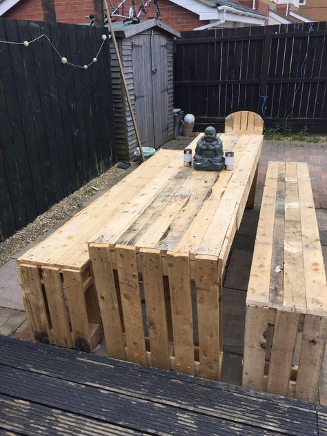 #Bench, #Garden, #GardenSet, #RecyclingWoodPallets, #Table First time attempting any such project and all made with scrap pallets sourced from an industrial estate. Done over a couple of nights in the week and over a few weekends (UK weather dependent). The hardest thing I found was separating the pallets w Pallet Table Outdoor, Outdoor Storage Bench, Pallet Seating, Industrial Estate, Pallet Chair, Pallet Bench, 1001 Pallets, Pallet Patio, Uk Weather