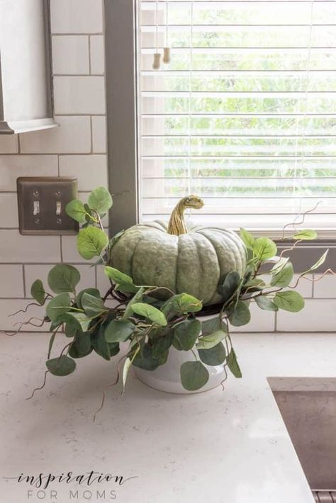 Transform your home into a cozy autumn oasis with these 10 easy and affordable ways to decorate for fall. From festive wreaths to pumpkins and everything in between, these ideas will help you add warm and inviting touches to your living space. Get inspired and embrace the beauty of fall in your home this year. Outside Fall Decor, Crafts Fall, Fall Decor Inspiration, Deco Nature, Fall Decor Ideas, Fall Thanksgiving Decor, Fall Deco, Green Pumpkin, Autumn Decorating