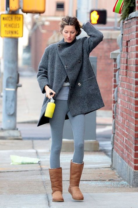 6 Ways Celebrities Are Wearing Uggs and Leggings | Who What Wear Ootd Hijab Casual Outfit Ideas, How To Wear Uggs, Uggs Outfit Winter, Cosy Winter Outfits, Outfit With Uggs, New Hijab, Ugg Boots Outfit, Winter Boots Outfits, Boots And Leggings