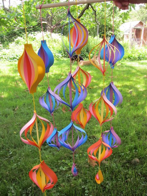 Paper Mobiles, Easy Flowers, Paper Mobile, Eliza Jane, Idee Babyshower, Construction Paper Crafts, Paper Ornaments, Paper Towel Roll Crafts, Construction Paper