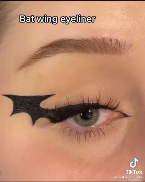 Cool Halloween Eyeliner, Simple Halloween Eye Looks, Batman Inspired Makeup, Batman Makeup Halloween, Batman Eyeliner, Batman Makeup Ideas, Batman Eye Makeup, Halloween Graphic Liner, Simple Halloween Makeup Looks For Work