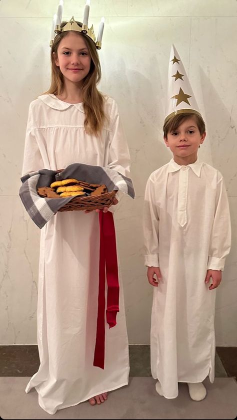 The Swedish royal court has released this sweet photograph of Princess Estelle & Prince Oscar to wish everyone a happy St. Lucia's Day! Victoria Prince, Sweden Fashion, Swedish Royalty, Royal Christmas, Princess Victoria Of Sweden, Prince Daniel, Princess Estelle, Royal Court, Swedish Royals