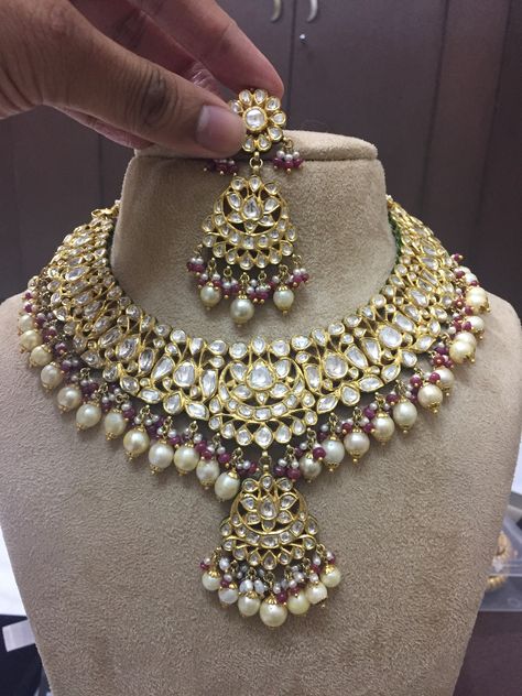 Jadau necklace Gold Jadau Necklace, Beautiful Wedding Jewelry, Jadau Necklace, Polki Sets, Rajputi Jewellery, Kundan Jewellery Bridal, Kundan Jewellery Set, Jewellery Design Sketches, Kundan Jewelry