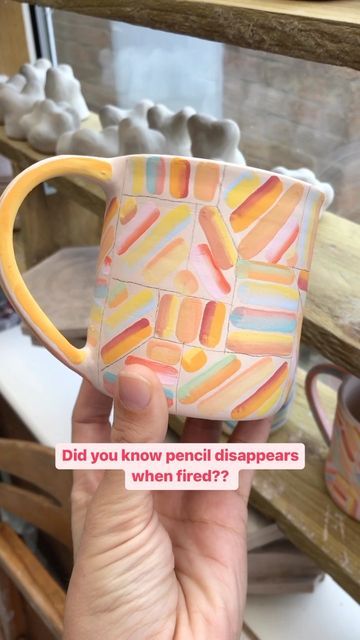 Pottery Painting Ideas Easy, Mug Ideas, Diy Pottery Painting, Colorful Pottery, Painted Pots Diy, Paint Your Own Pottery, Hand Painted Mugs, Pottery Painting Designs, Ceramic Artwork