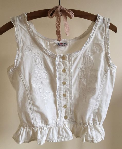 Shop Rosy Smoke on Instagram: “Vintage cream embroidered prairie top 🌾  Absolutely gorgeous, vintage prairie-style top. Cream color with white lace at the edges. Floral…” Mode Boho, Prairie Style, Magnolia Pearl, Other Countries, Yohji Yamamoto, Blouse Vintage, White Blouse, Style Outfits, Lace Tops