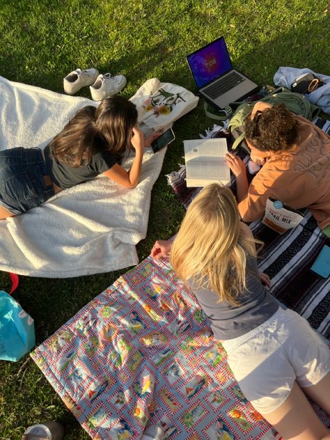 Friends Outdoors Aesthetic, Study Sessions With Friends, Things To Do With College Friends, College Friendship Aesthetic, Artsy Friend Group, Group Study With Friends Aesthetic, Spend Time With Friends Aesthetic, Group Picnic Aesthetic, College Activities Aesthetic