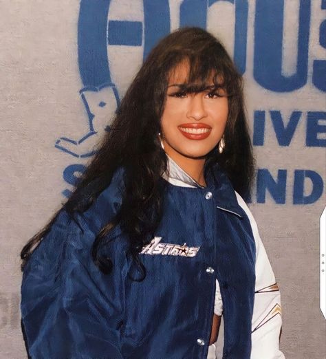 #selena #selenaquintanilla Astros Jacket, Houston Astrodome, 90s Latina, Selena Quintanilla Videos, Selena Quintanilla Outfits, Selena Quintanilla Fashion, Latina Aesthetic, Selena Pictures, Selena Q